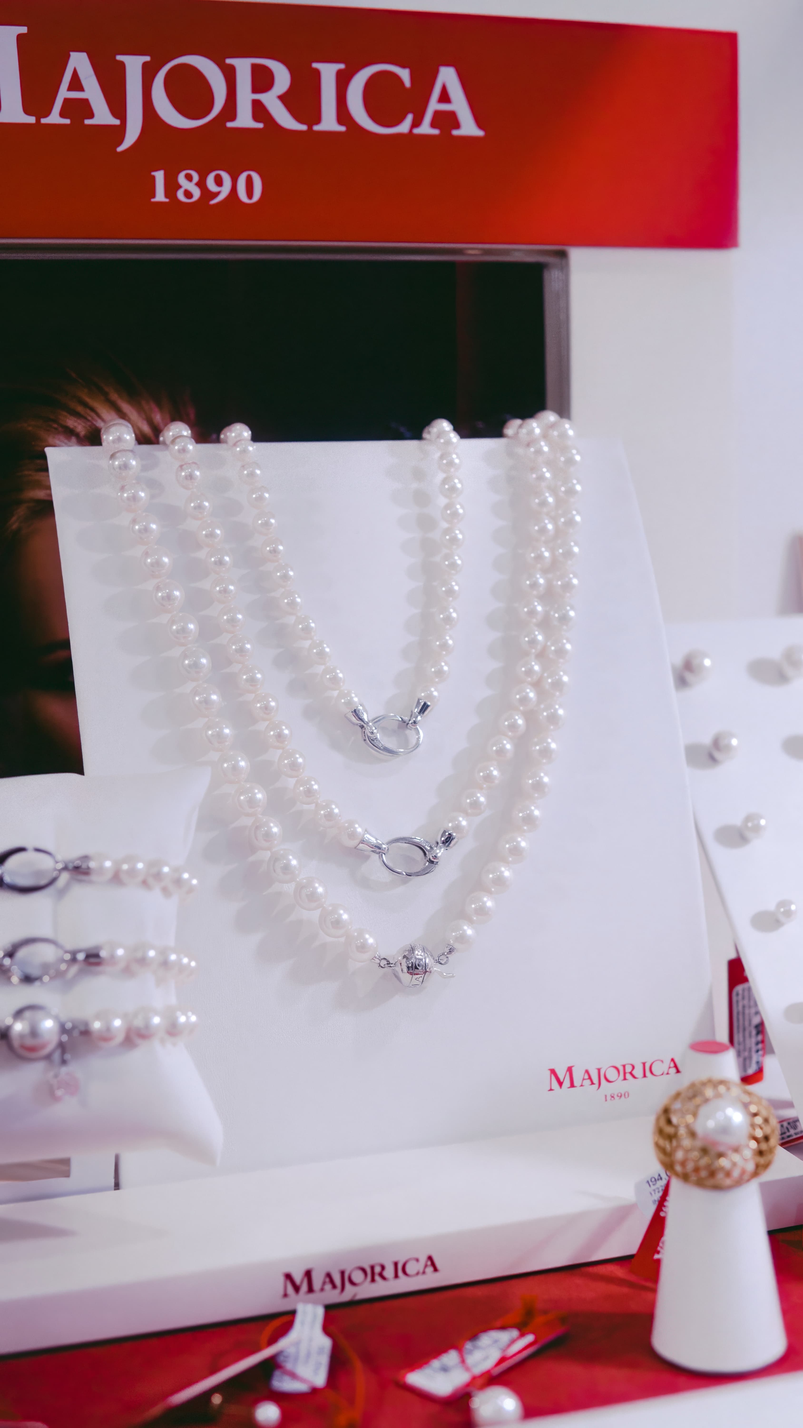 Majorica pearl necklace presented at Pulito